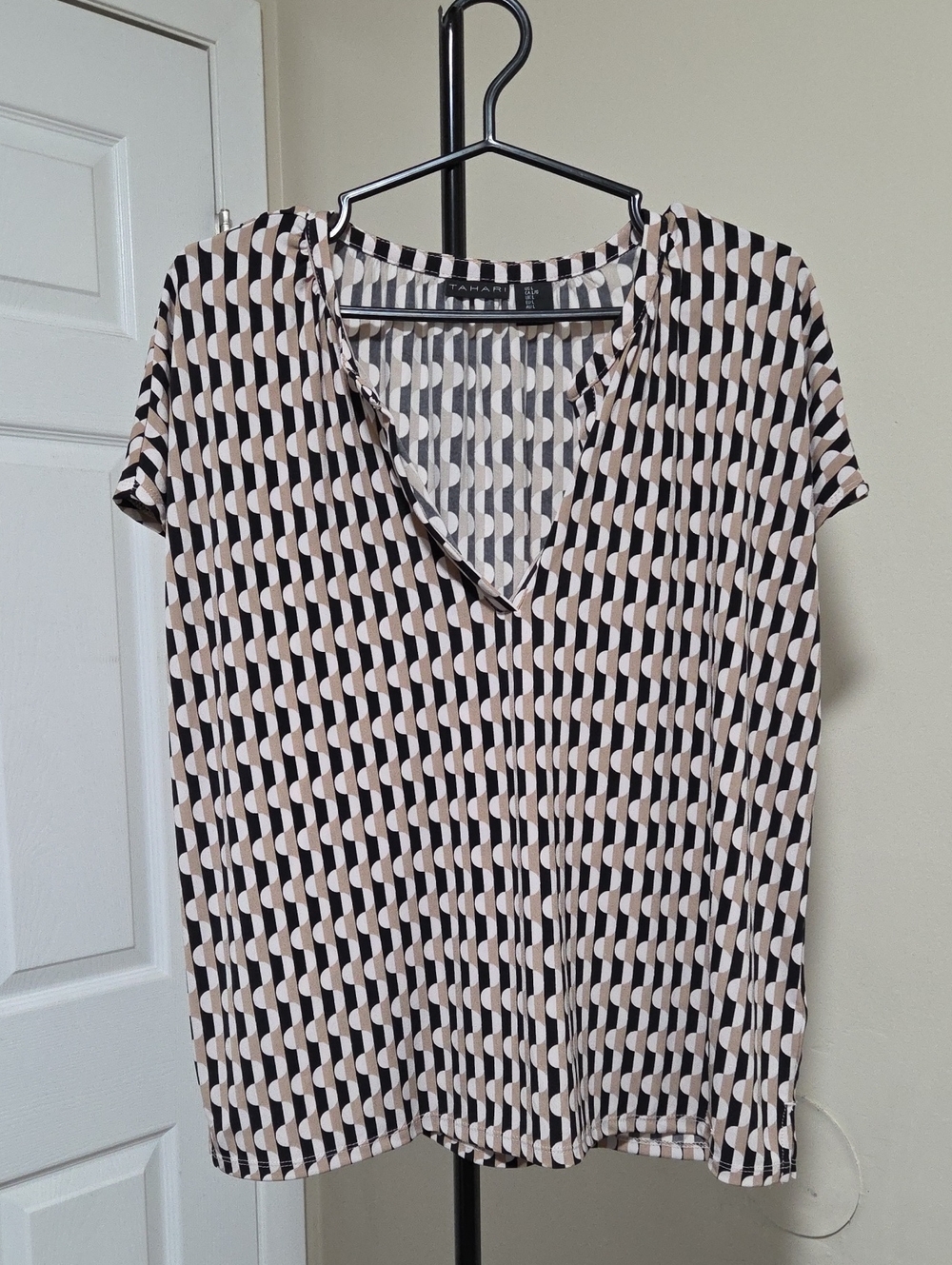 Tahari Relaxed V-Neck Short Sleeve Top - Black & Cream Geometric